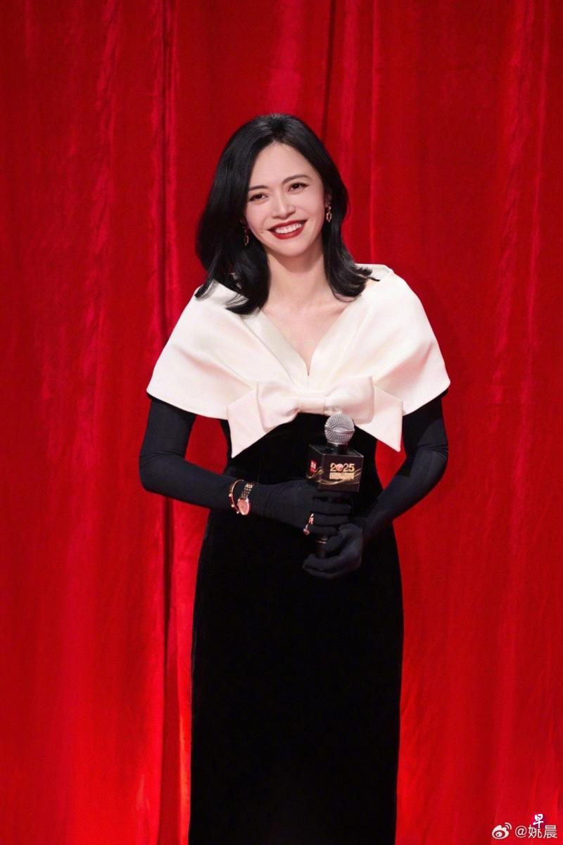 姚晨官宣离婚的事，想必大家刷手机的时候都撞见了。一条带了“官宣”二字的离婚声明，