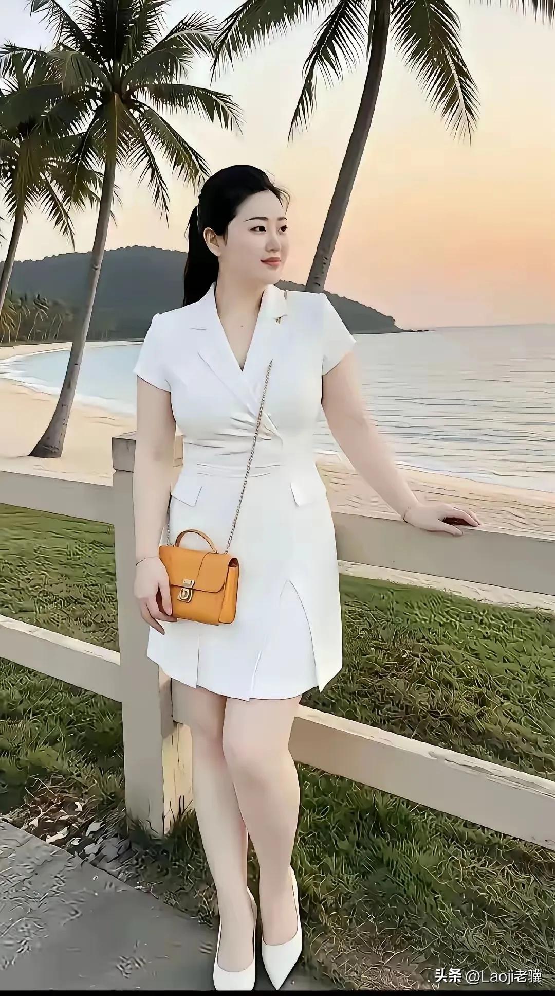 🍁🌾采桑子🌾🍁

椰树摇风滨海畔，
落日熔金，
轻送潮音，
一片清宁慰此