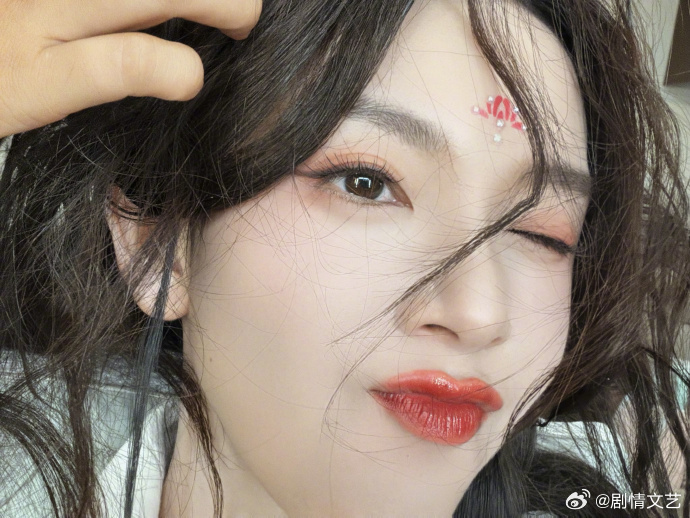 陈瑶展示自己的聪明毛陈瑶的聪明毛陈瑶释出六宫格怼脸自拍，大方晒出俏皮聪明毛，细碎