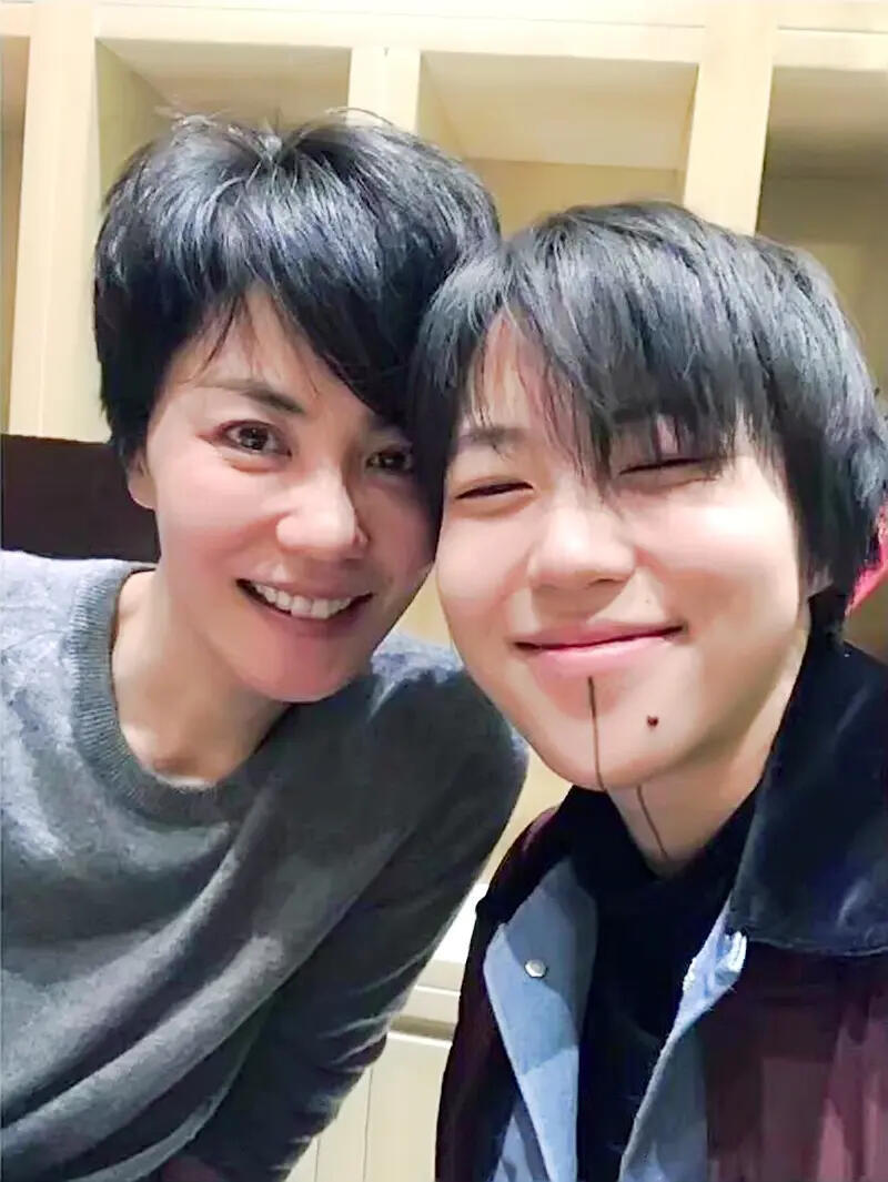 大魅魔生了小魅魔、这些照片看得我幸福到要流泪.窦靖童完全王菲