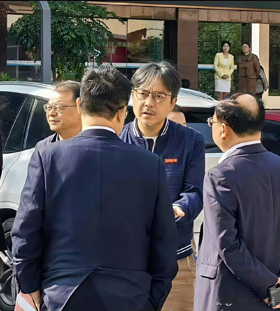 汪涵的派头越来越像体制内了！
胸口别的徽章好像写的是“在正道上行”五个字！