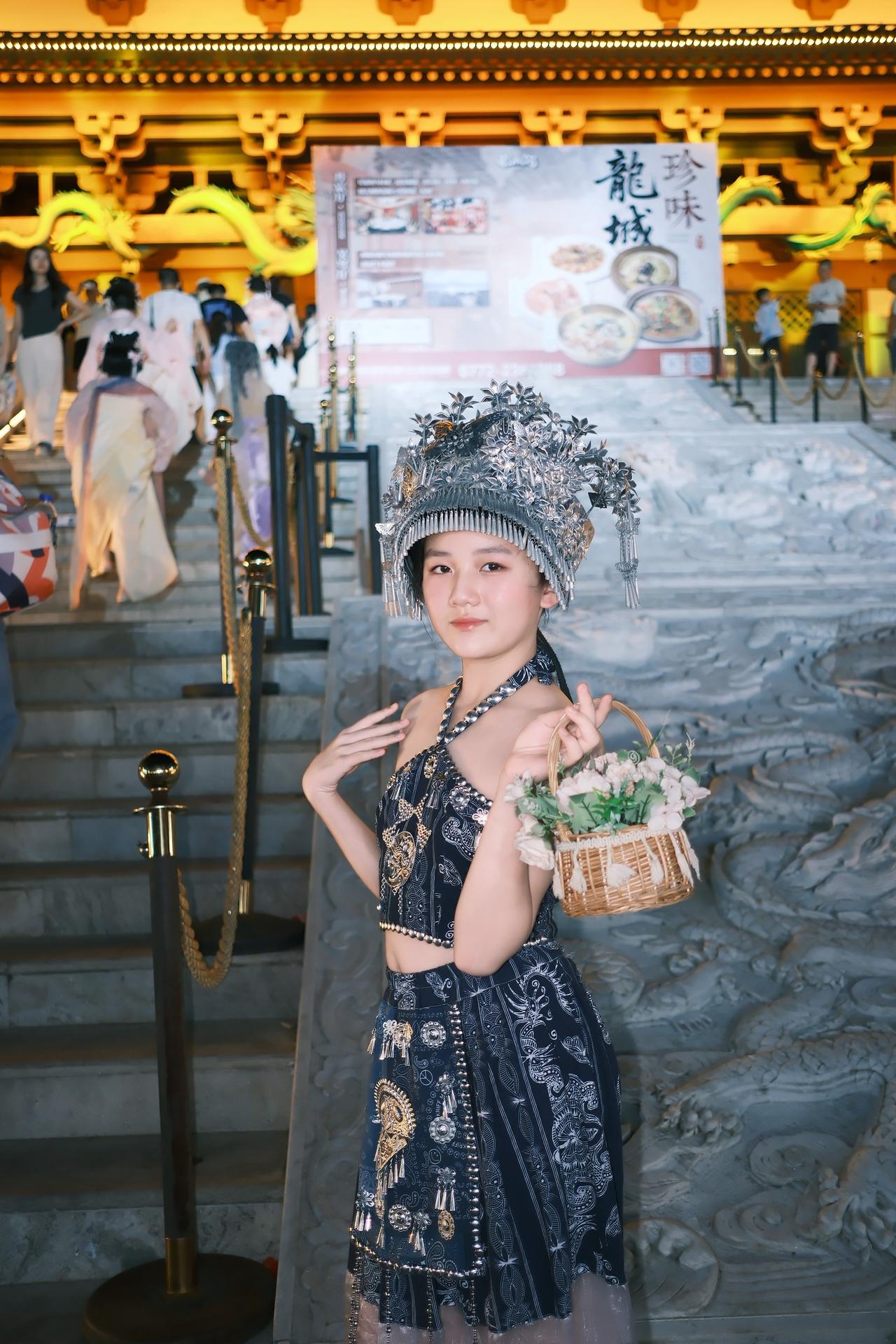 随便拍两张汉服文化传承 赴一场苗族盛装之约 古风文化景区 体验穿越千年的古风之美