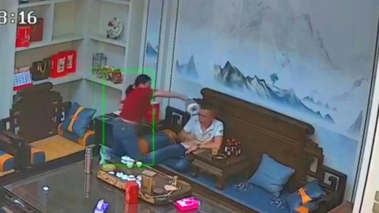 据报道，潮汕两夫妻吵架，丈夫动手打了妻子，差不多半小时后，换了一件衣服坐在客厅里