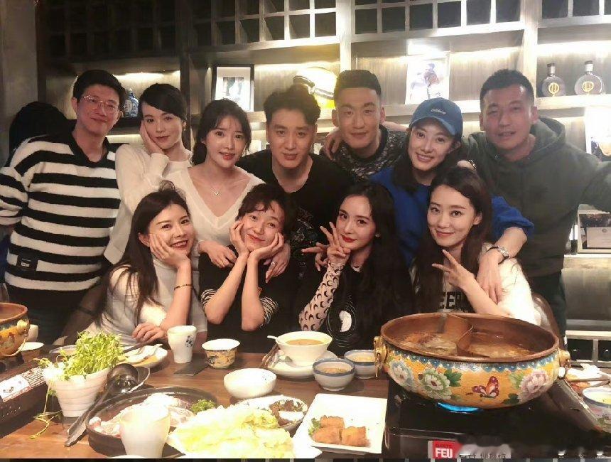 杨幂张小斐深夜聚餐吃烤串！8月23日，媒体拍到杨幂和张小斐一起深夜聚餐吃烤串，画