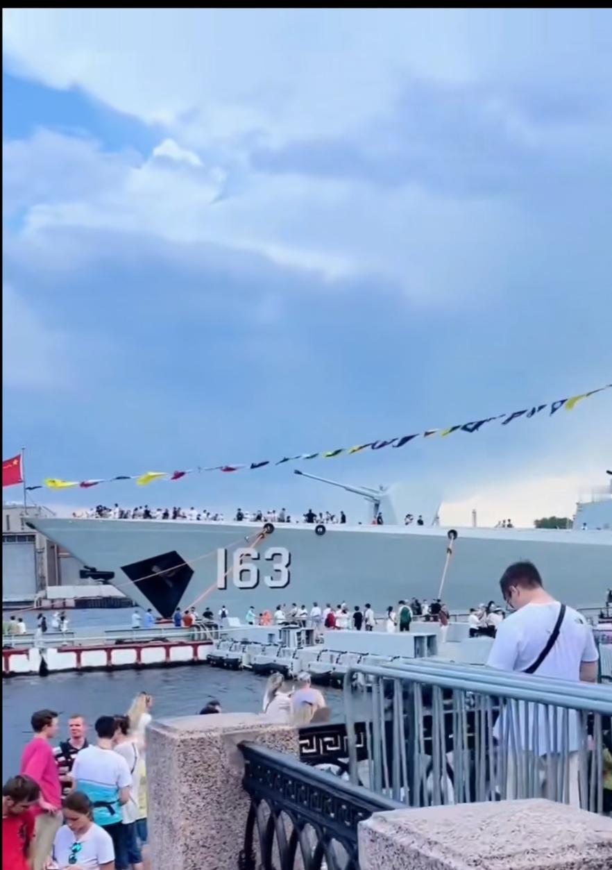 人民海军052D型驱逐舰，在外国港口的视角下感受到它真的很大、很威武！