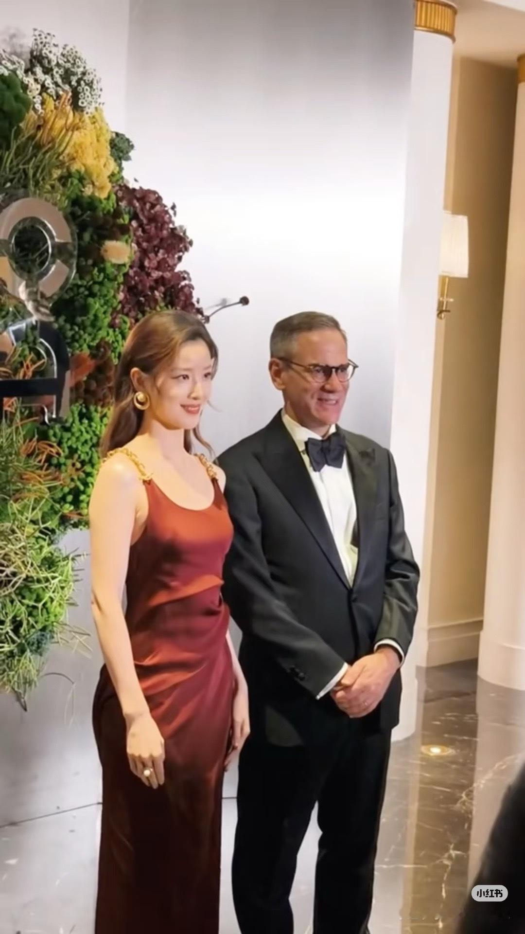 章泽天出席UCCA年度艺术晚宴 