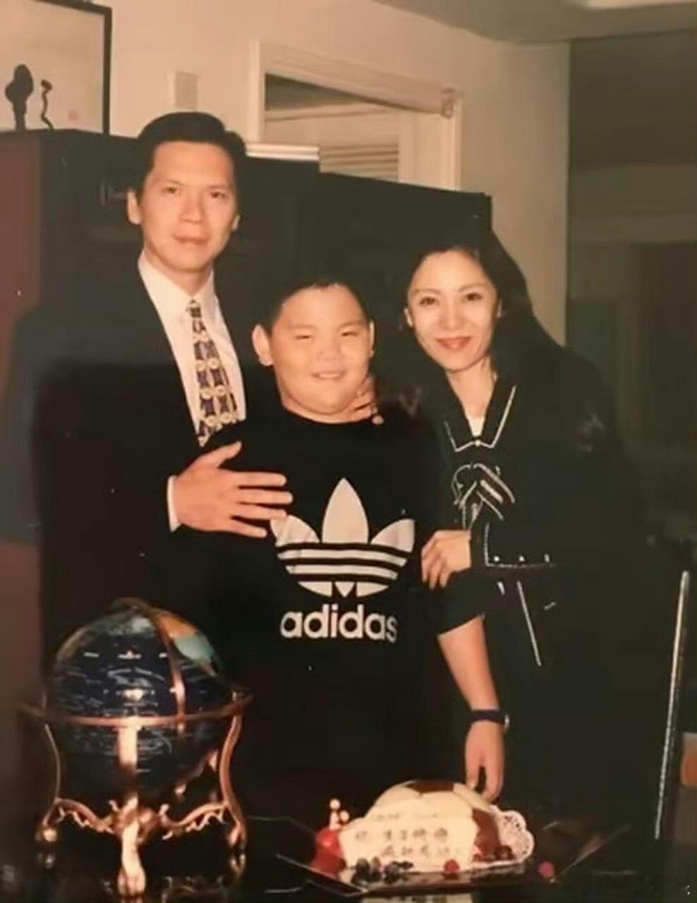 向佐向佑 兄弟破冰还是流量变现 久未公开的向佑突然出镜直播，契机刚好是向佐刚为他