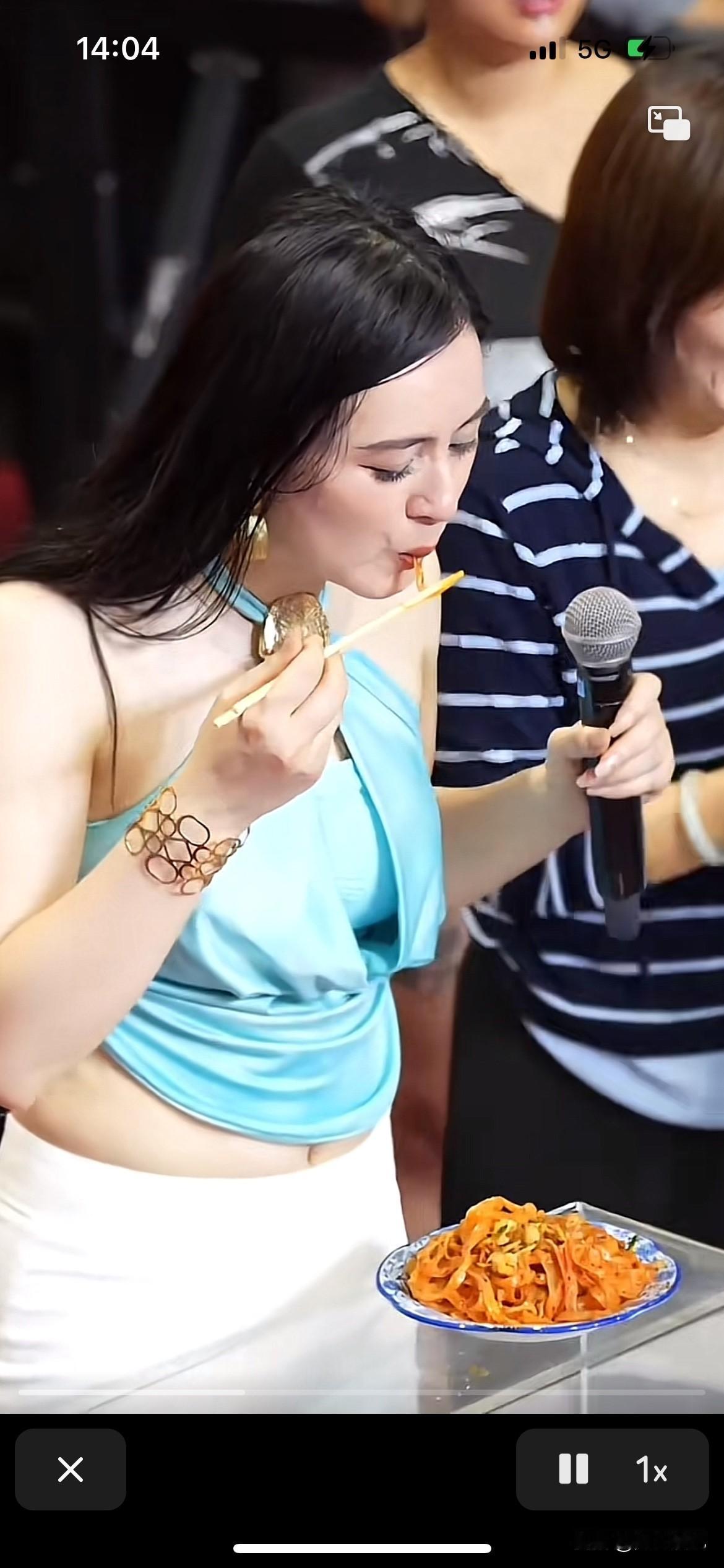唐艺老师太拼命了，直播现场卖力表演唱歌，连吃饭都顾不上，直接在现场就开吃，不管自