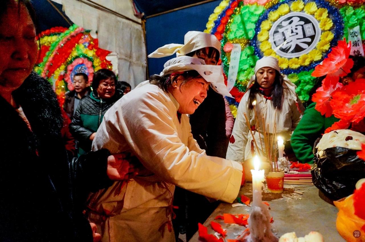 西方人的习俗和情感和我们东方人不一样，尤其是我们中国人，亲人们在葬礼上一定是披麻