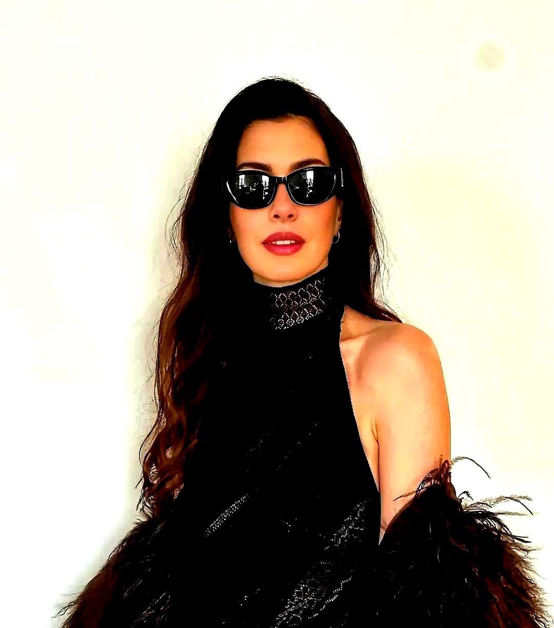 别再信那张AI合成的“醋王”脸了。
安妮·海瑟薇老公暴怒是假的，但骗过你的陷阱是