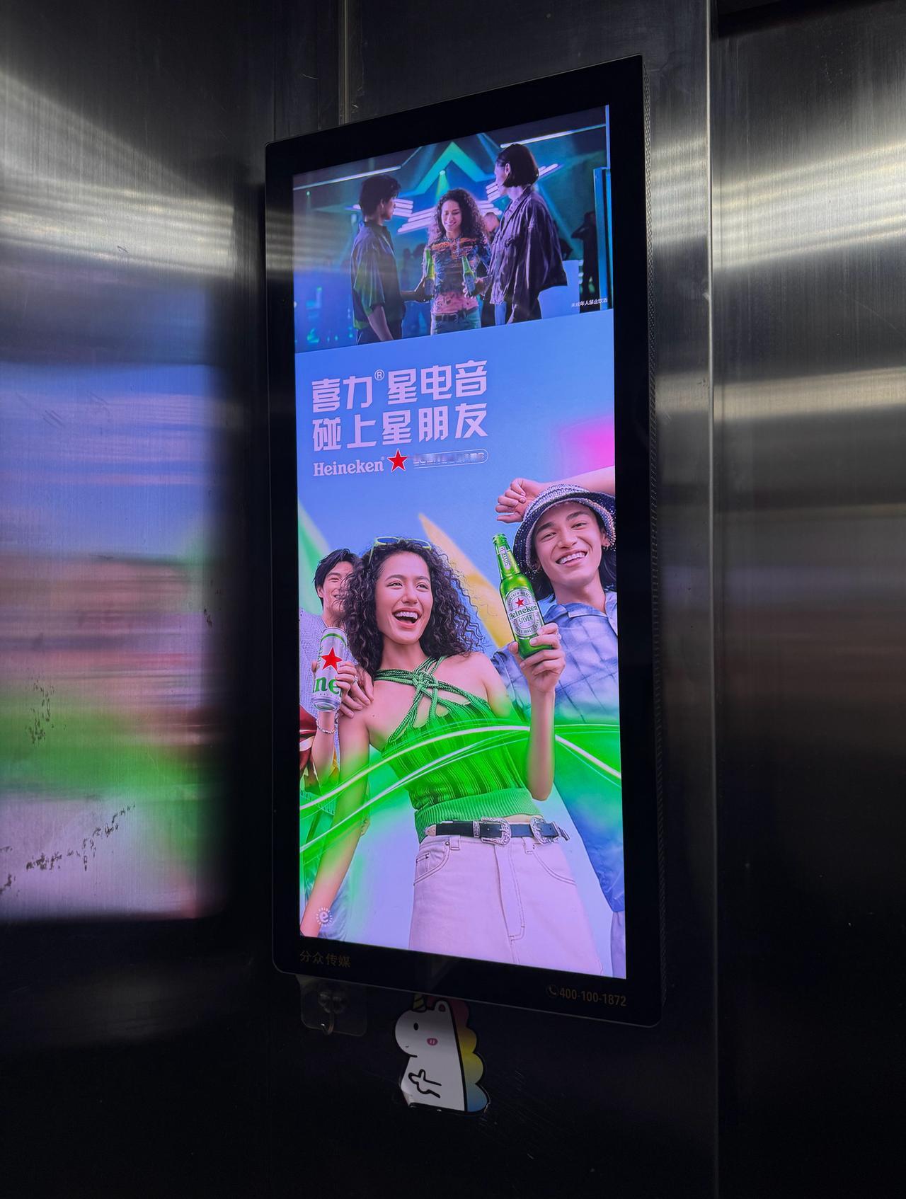 看了下我们家的电梯广告箱，下面还真有个钥匙孔，五角形的，淘宝确实能买到。 平时还