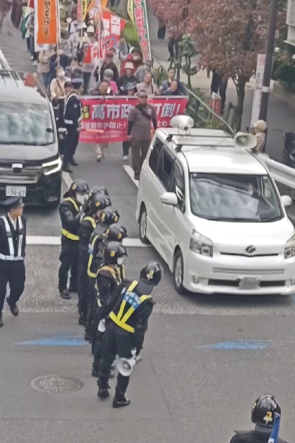 日本游行还有巴勒斯坦国旗，因为他们不想成为巴勒斯坦那样，日本农民都想安居乐业不想