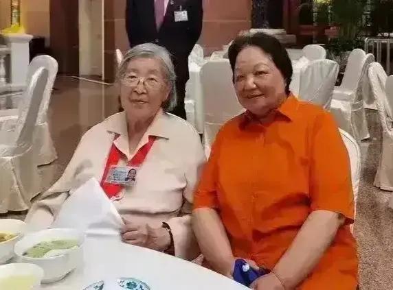 毛主席长女李敏和邓小平次女邓楠的罕见同框合影照。

2021年7月1日，李敏和邓