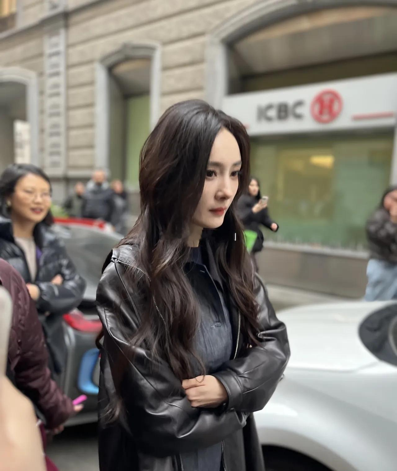 杨幂现身米兰好漂亮啊，这可是无美颜滤镜的照是很灵动的美貌！！！！？？！ 