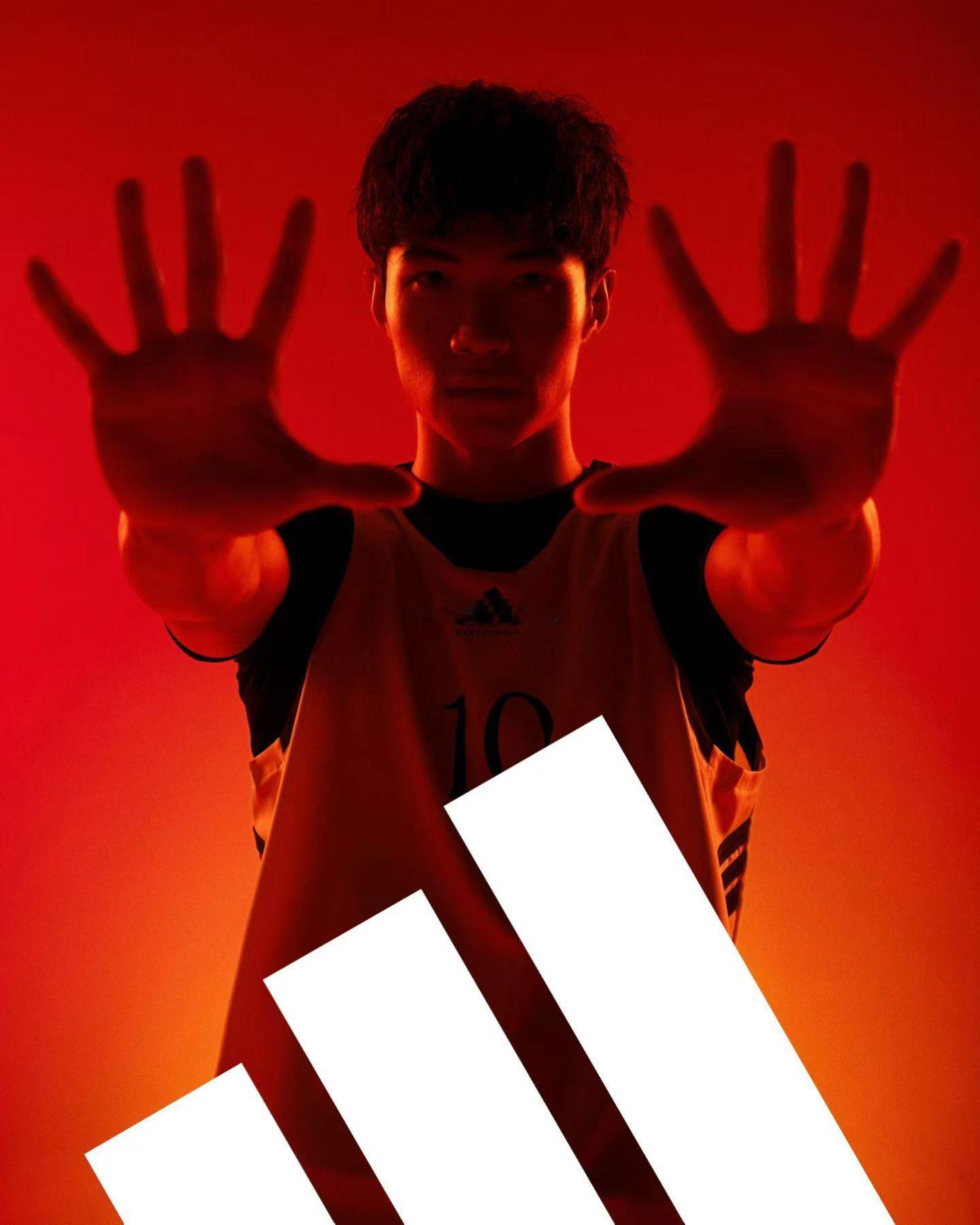 偰李永炜签约阿迪达斯，恭喜年轻人，希望下个赛季有新突破💪 