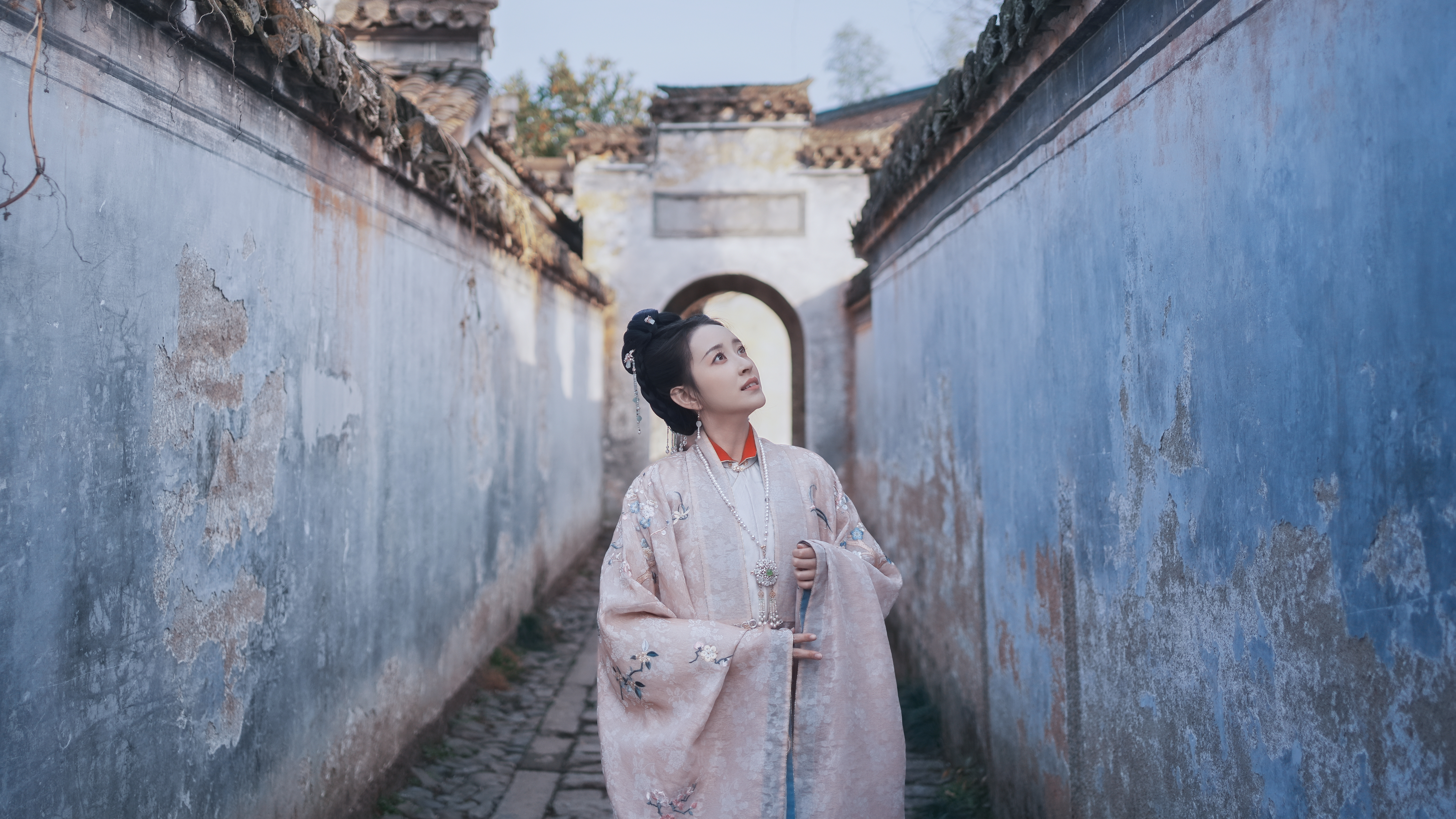 大约两年前去呈坎的时候正赶上杨紫在当地拍《家业》，于是就找当地专业做古装的小姐姐