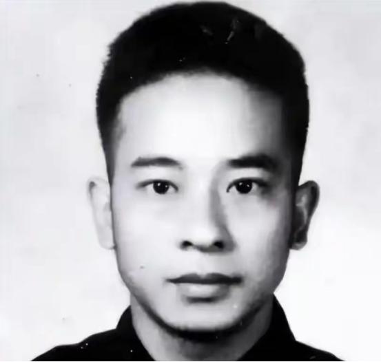 1958年他在新疆街头看报纸后失声恸哭：原来英雄“小萝卜头”，竟是他苦苦寻找了1