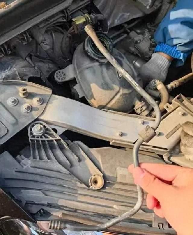 奔驰GLC高速上冷却管突然断了，车主修完，4S店一句话让人沉默