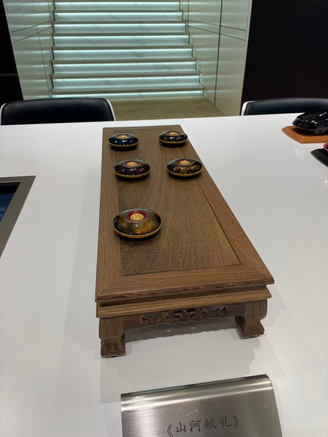 以车为载体，纳非遗于方寸。传统匠艺与现代造车碰撞出别样火花，将千年东方审美融入当