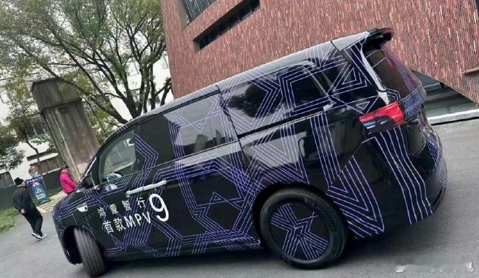鸿蒙智行首款MPV谍照鸿蒙智行首款 MPV 谍照曝光！内部代号 “EHV”，定位