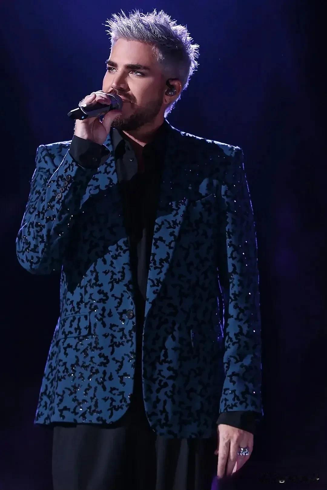 亚当真是诚意满满，这次可不要让人笑话！
据说亚当这次来歌手卸了心爱的指甲，改变自