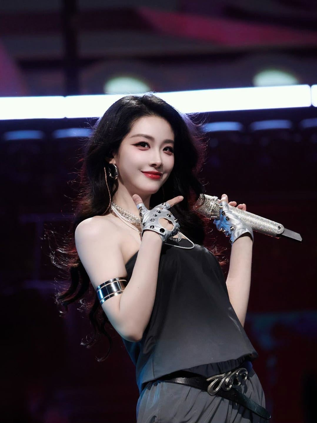 喻言春晚状态更是妈咪级别 喻言在江苏卫视春晚美出新高度！米白色重工流苏裙配红唇，