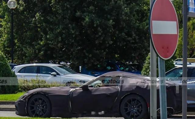 #汽车资讯# 【法拉利全新跑车谍照曝光，将会搭载12缸发动机】近日，从相关渠道得