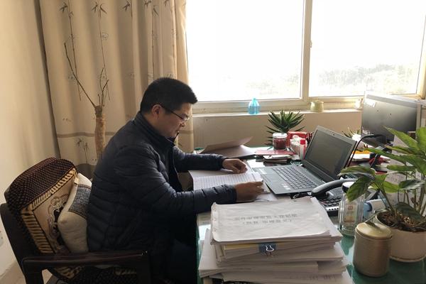 大哥在环保局上班，因为我们属家族上很近的兄弟，所以相处的极好。
大哥不抽烟不喝酒