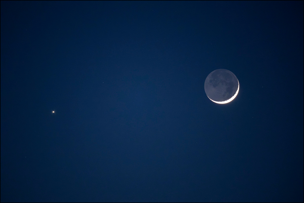 在NASA总部大楼外拍摄的金星合月🌙从地球上看，它们似乎彼此靠近，但实际上两者