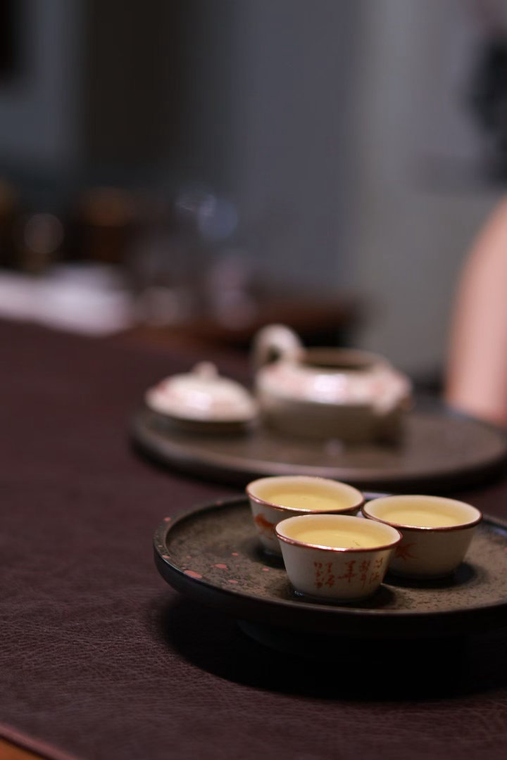 品茶赏器交友  茶最动人的地方，从来不止香气与滋味。 