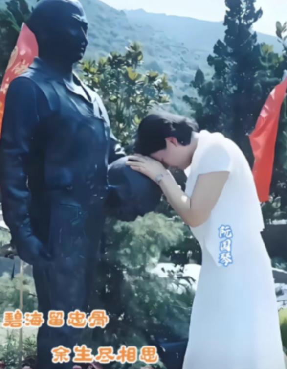 2003年，王伟烈士妻子阮国琴在丈夫铜像前久久不愿起身，泪流满面，至今未改嫁，后