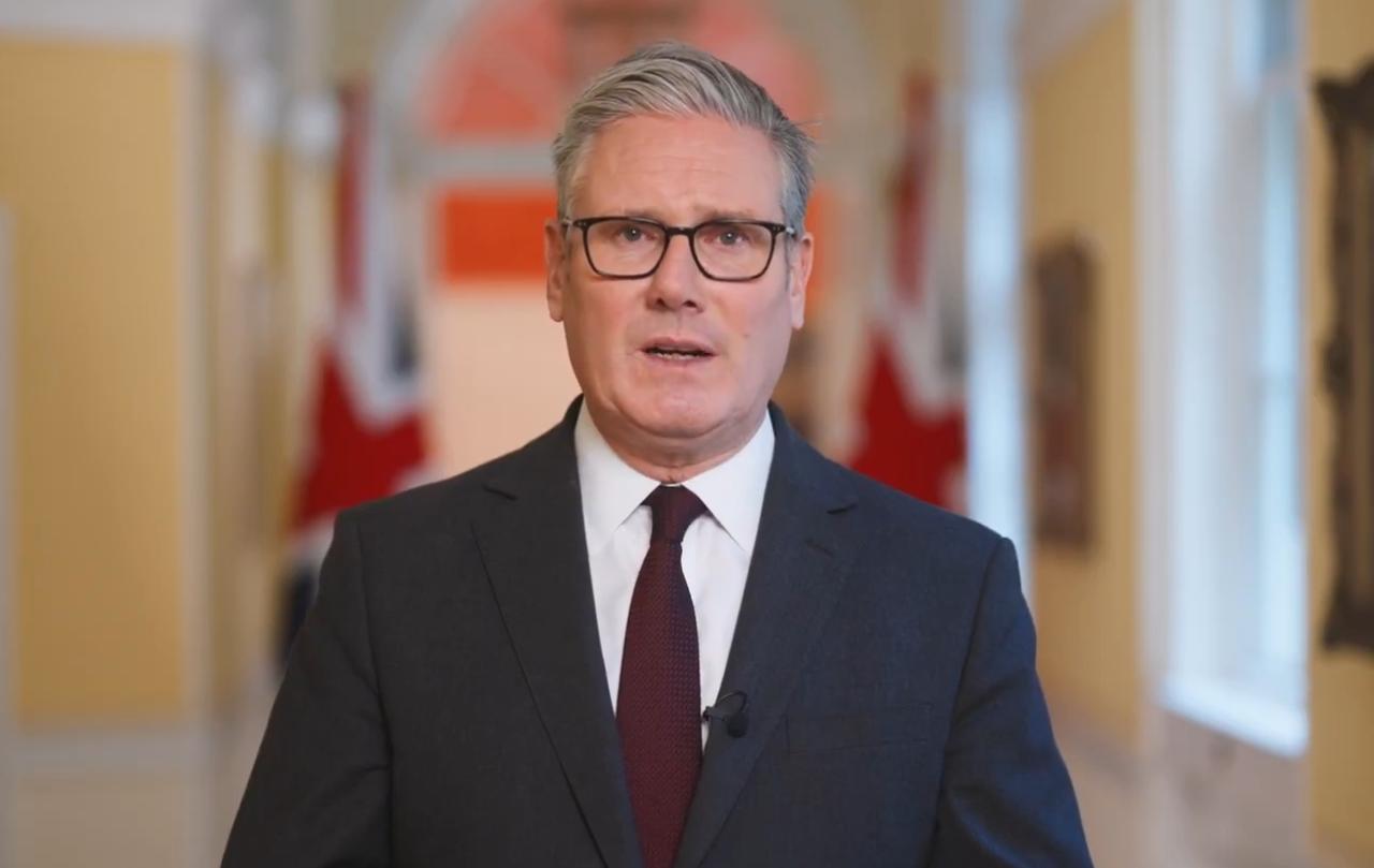 快讯！美国抓捕了马杜罗，英国首相斯塔默第一个撇清了关系。
1月3日，特朗普突然下