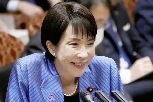 刚赢了大选就“撒钱”，高市早苗这次把“黑金”直接写在了礼盒上！



日本政坛又