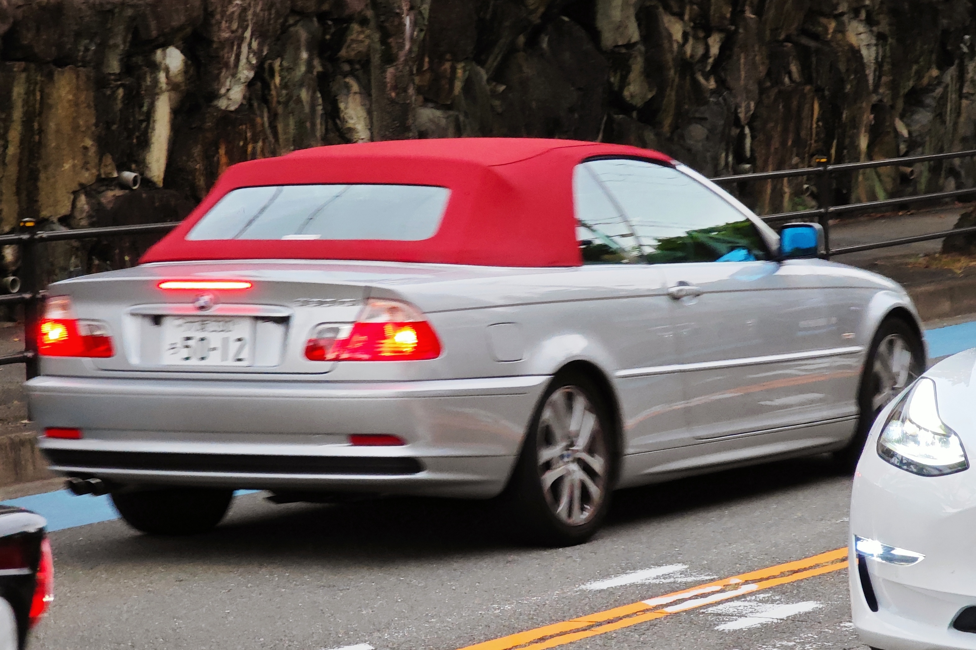 偶遇 E46 330Ci Cabrio，红色敞篷太 man 了[doge] #型