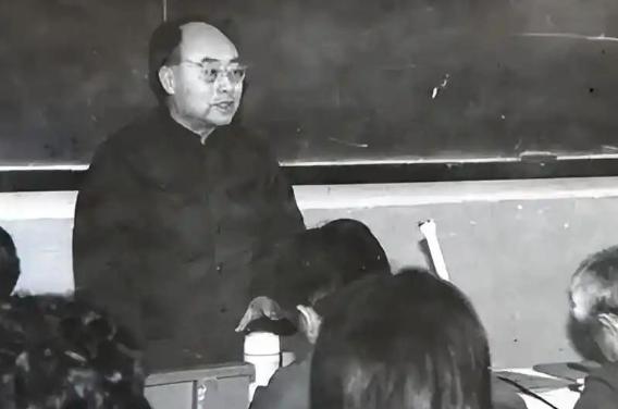 氢弹理论突破前夜，于敏在上海嘉定机房向邓稼先发出暗语：我们打到了一只松鼠，它的身