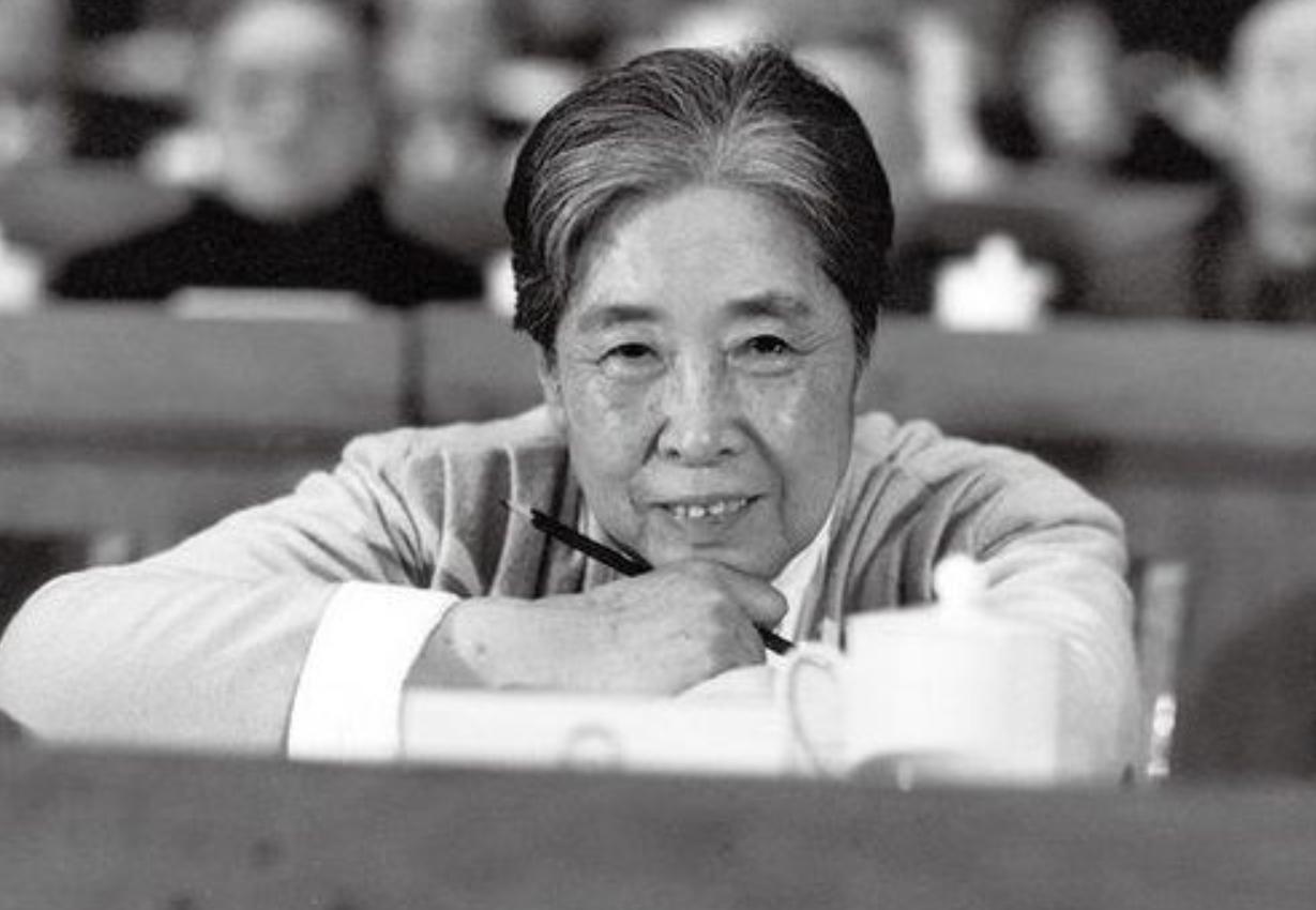 为解放事业耽误的核物理专家王光美同志


1964年9月1日，中共中央向各地党委