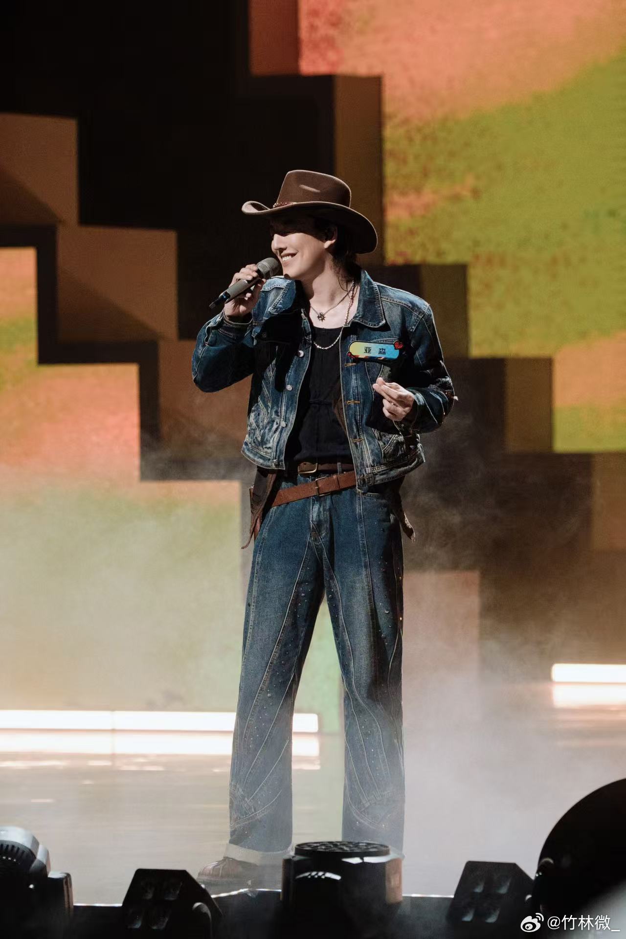 吉克隽逸小丑竟然是我让龚琳娜心动尖叫的男人来了吉克隽逸追星合唱正开心，没想到被亚