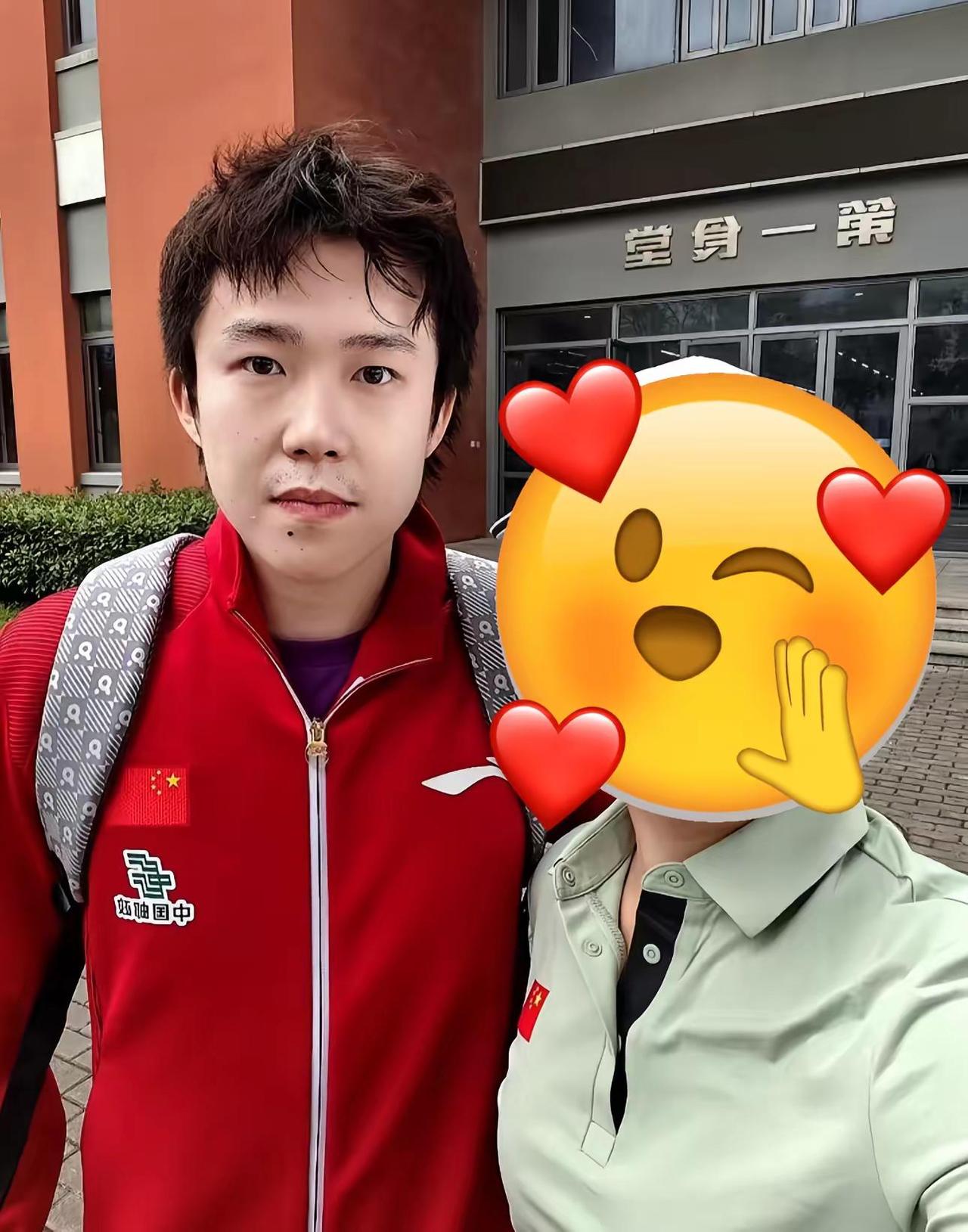 哇哦😯。新鲜的王队和莎局◉‿◉王队您这头剪的有点可爱你😊