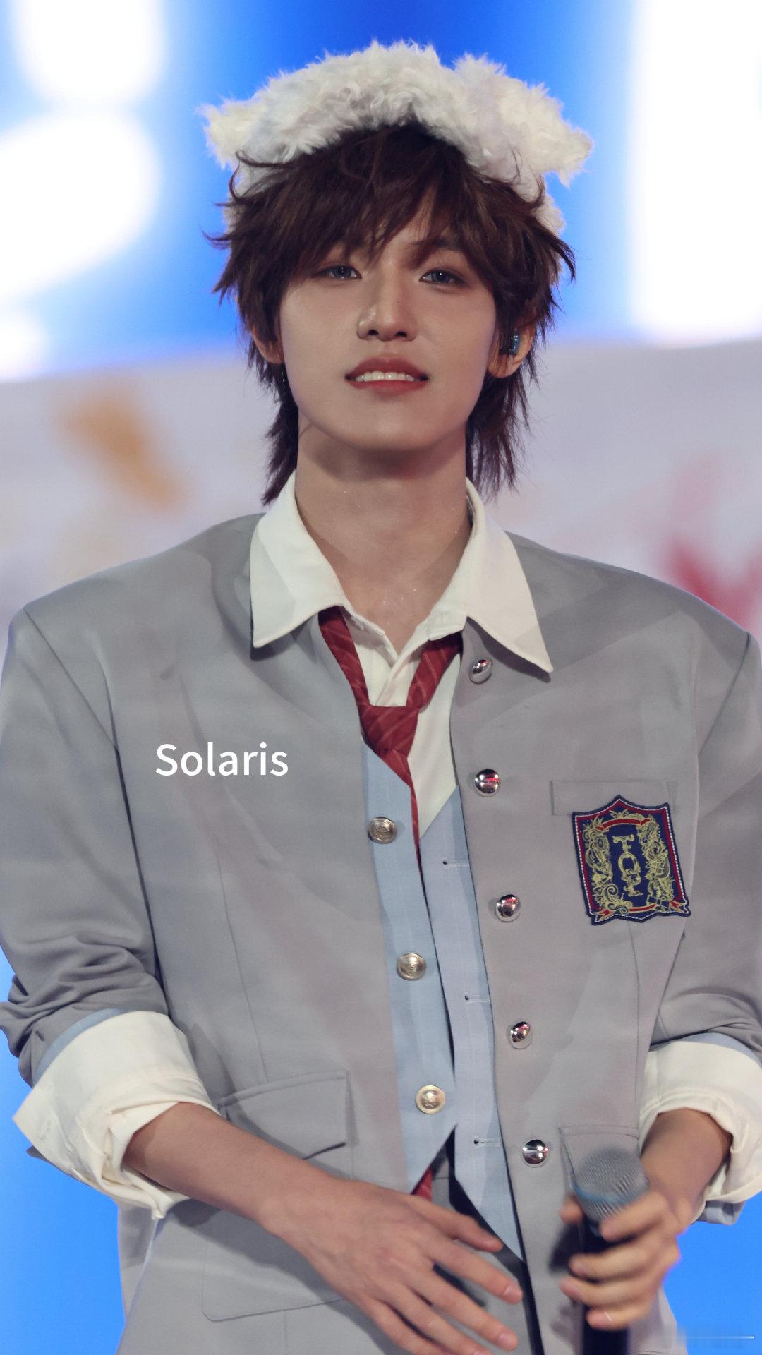 张泽禹爱要坦荡荡猫耳帽张泽禹把《爱要坦荡荡》诠释得淋漓尽致，情绪收放自如刚刚好，