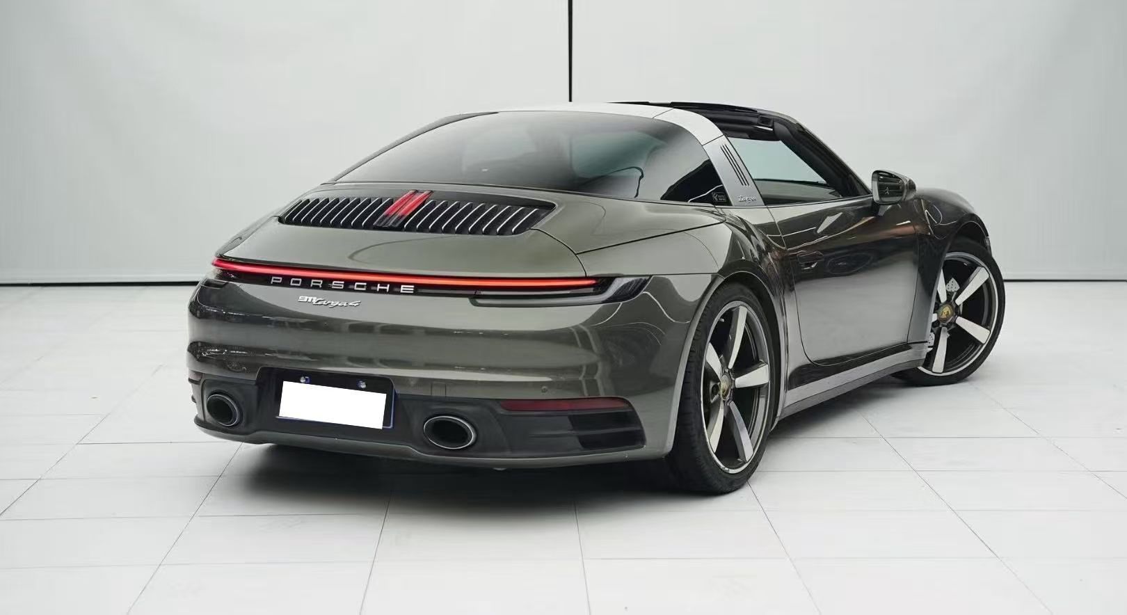 上次哑灰内饰的Targa没买到，大哥又给我推荐一款绿外绿内的，兄弟们感觉这个颜色