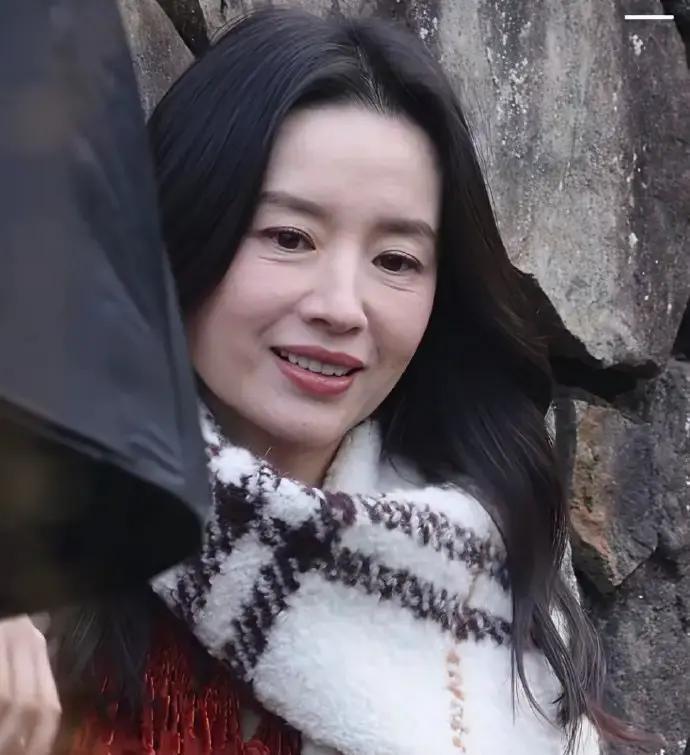 眼霜白抹了？董洁眼角纹照妖镜
 
她一支四千八，你一支四百八，纹路一样爬。别急着