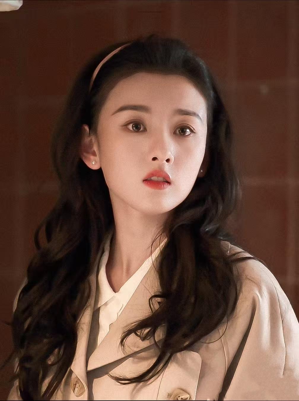 记者问宋祖儿：“大家都说你家世背景不简单，从小就被宠着长大，为什么还要这么拼，无