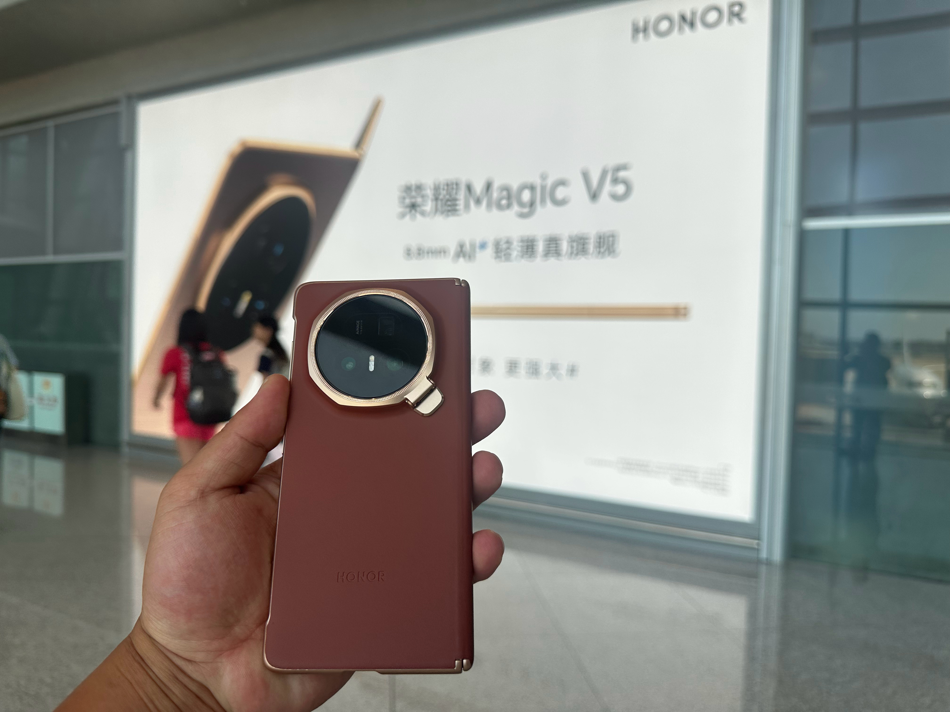 一出机场就看到了熟悉的广告牌，这不就是我的Magic V5吗？用了这段时间，我的