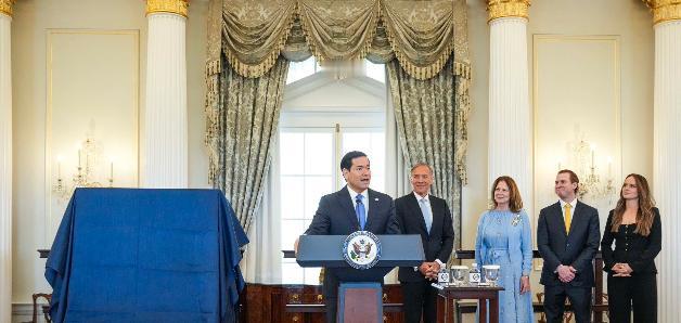 美国前国务卿蓬佩奥今天写道：“重返国务院参加本人官方肖像揭幕仪式，我深感荣幸与谦