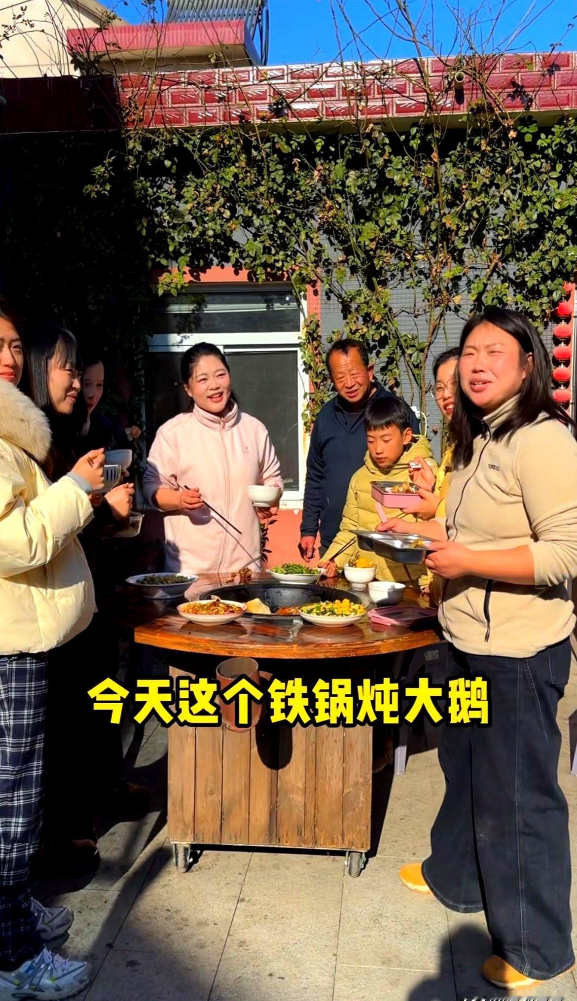 乡村小乔周末刚在抖音连更两条采摘视频评论区立刻被刷屏质问余雪爷爷刚离世你怎么还在