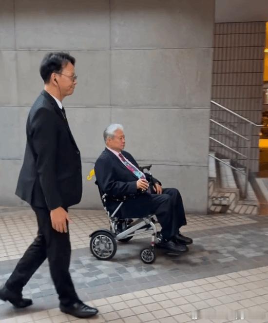 知名港星洪金宝如今竟依赖轮椅出行有网友在香港某艺术馆遇功夫巨星洪金宝，其近况曝光