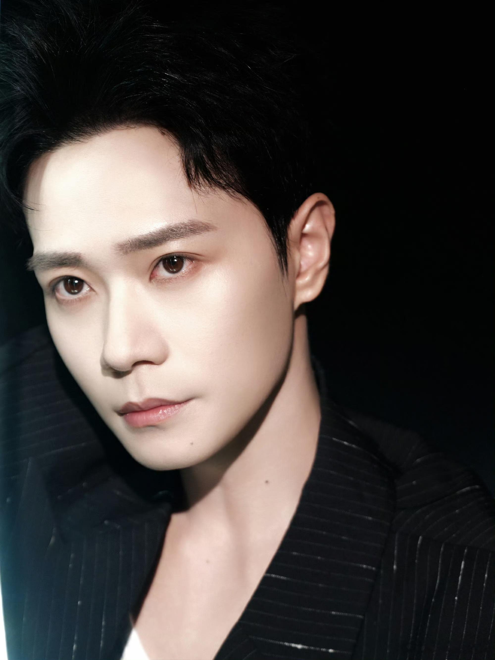 曹骏骑着木马就上红毯了看见曹骏骑着木马走红毯，真是太欢乐了！这种独特的风格让他在