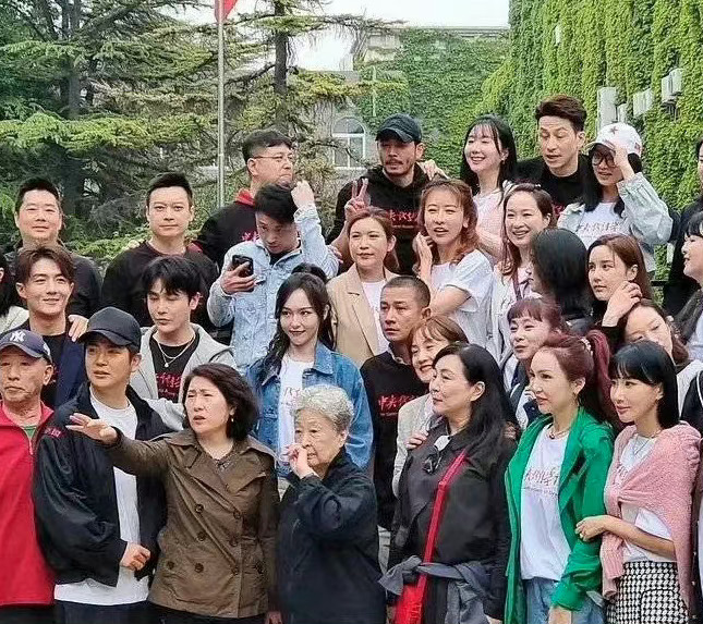 #唐嫣旁边是文章吗#岁月的变化完全提现在文章脸上，真的认不出来，文章说实在话挺可