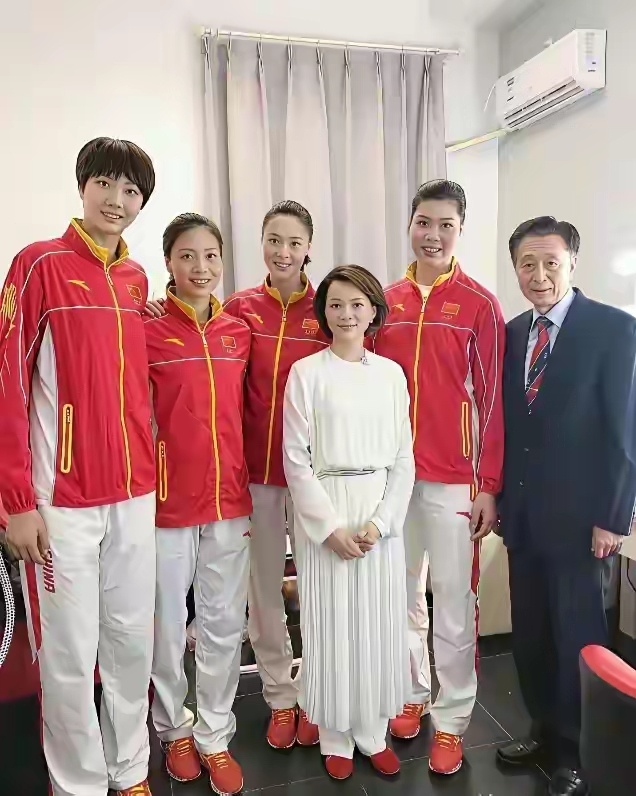 董卿不矮，但她和女排姑娘们一起，那叫一个小巧玲珑 