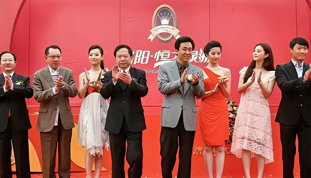 想当年他亲临开盘现场，英皇集团主席杨受成，艺人黎明、范冰冰、刘亦菲、白冰到场助阵